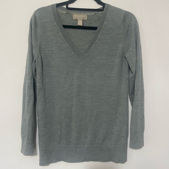 Banana Republic LIKE NEW 100% fine merino wool v neck sweater in grey size M - Picture 1 of 3
